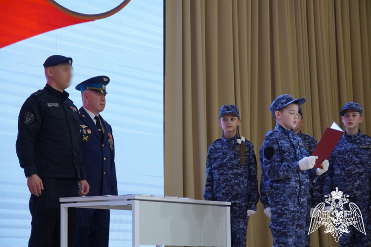 В Чебоксарах торжественную клятву произнесли юные росгвардейцы 65-й школы