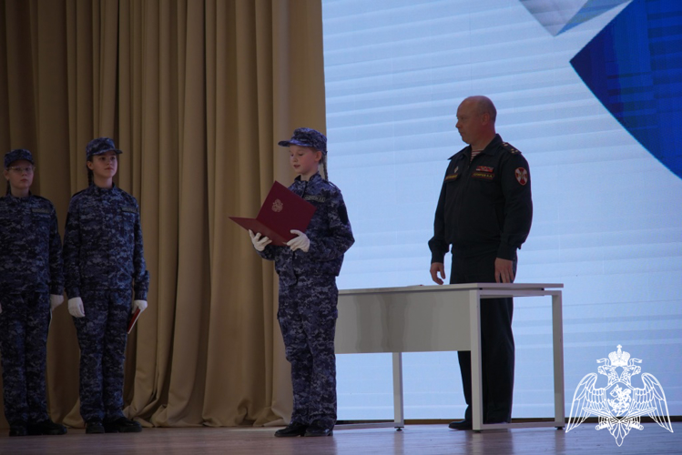 В Чебоксарах торжественную клятву произнесли юные росгвардейцы 65-й школы