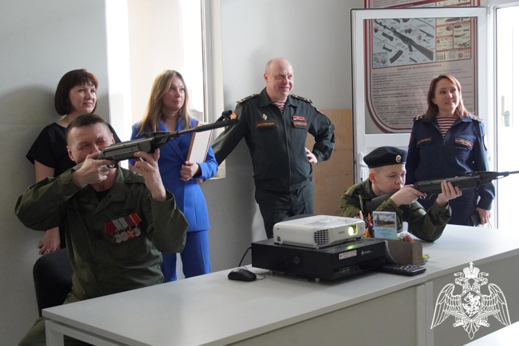 В Чебоксарах торжественную клятву произнесли юные росгвардейцы 65-й школы