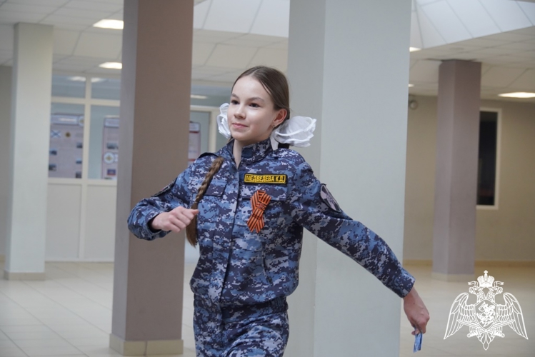 Юные росгвардейцы средней школы № 65 города Чебоксары получили специальные звания и Георгиевские ленточки