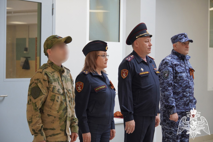 Юные росгвардейцы средней школы № 65 города Чебоксары получили специальные звания и Георгиевские ленточки