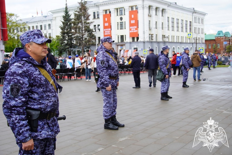 В Чебоксарах сотрудники Росгвардии обеспечили безопасность граждан во время праздничных мероприятий, посвященных Дню Победы 