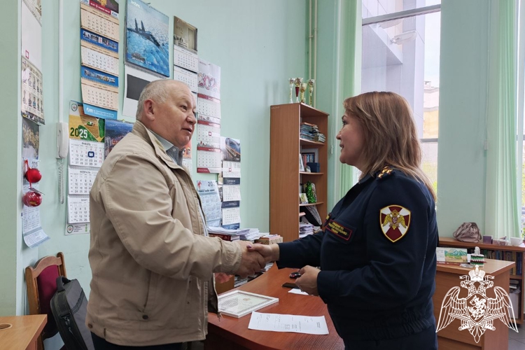 В Чувашии росгвардейцы поздравили журналистов с Днем радио