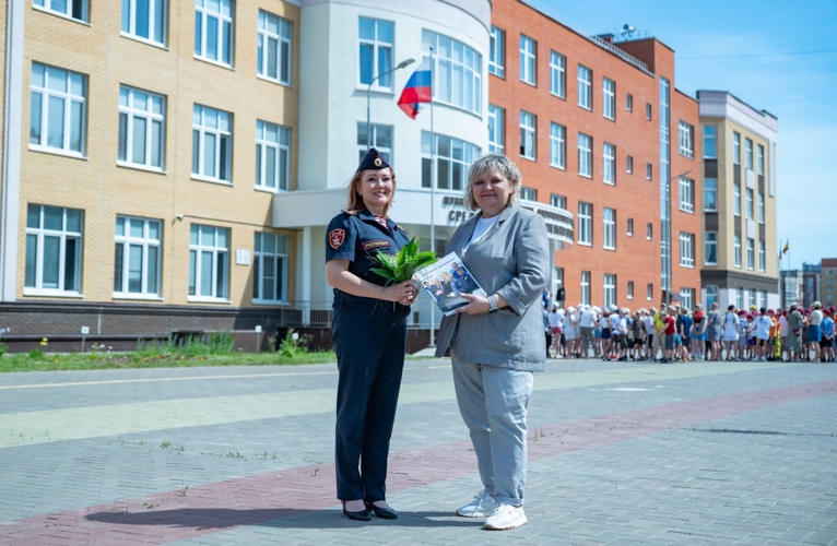 В Чебоксарах сотрудники Управления Росгвардии Чувашии приняли участие в открытии пришкольного лагеря «65 КАДРОВ ЛЕТА»
