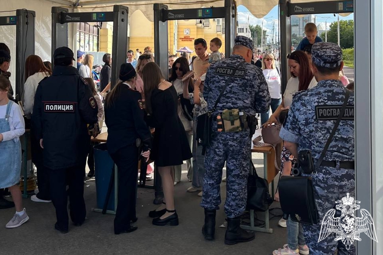 В Чебоксарах сотрудники Росгвардии обеспечили безопасность граждан во время праздничных мероприятий, посвященных Дню Чувашской Республики 