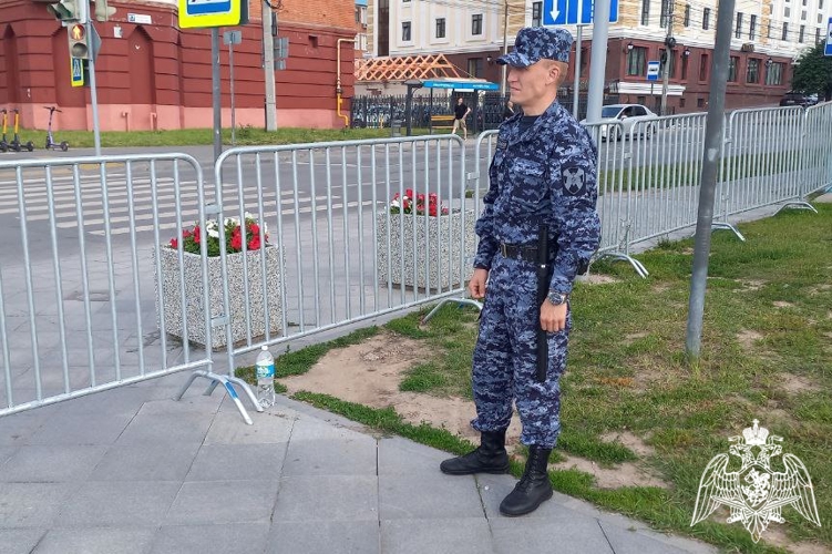 В Чебоксарах сотрудники Росгвардии обеспечили безопасность граждан во время праздничных мероприятий, посвященных Дню Чувашской Республики 