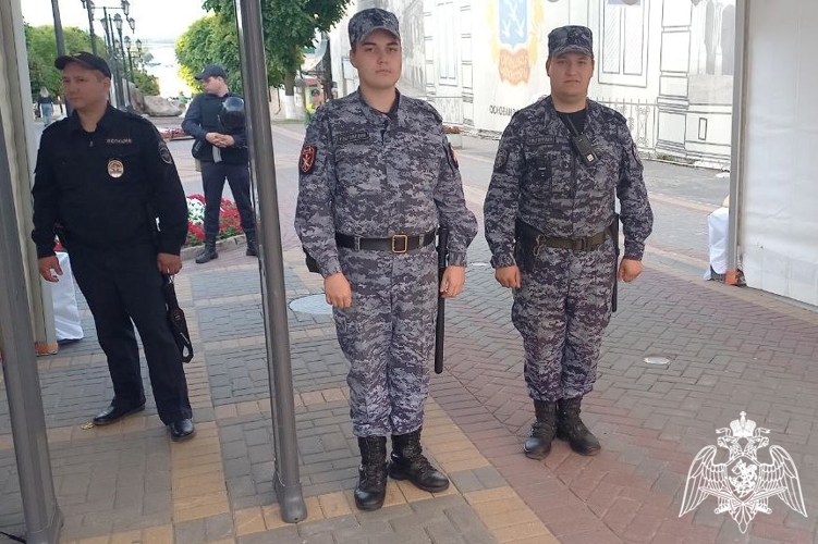 В Чебоксарах сотрудники Росгвардии обеспечили безопасность граждан во время праздничных мероприятий, посвященных Дню Чувашской Республики 