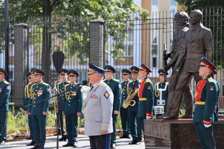 Начальник Управления Росгвардии по Чувашии принял участие в открытии памятника сотрудникам органов безопасности всех поколений