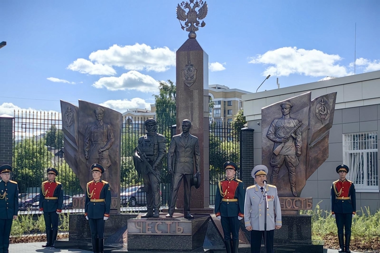 Начальник Управления Росгвардии по Чувашии принял участие в открытии памятника сотрудникам органов безопасности всех поколений