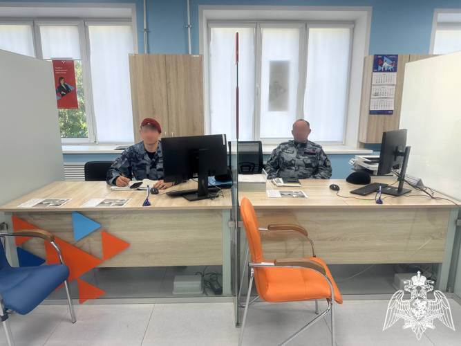 На площадке Центра занятости населения Чувашии представители ОМОН «Сувар» провели встречу с кандидатами на службу 