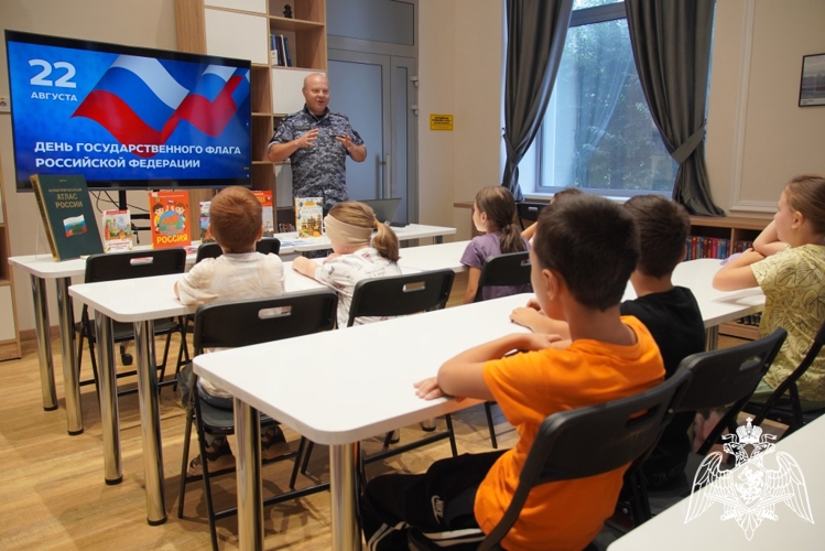 В Чебоксарах офицер управления Росгвардии рассказал первоклассникам  о Государственном флаге Российской Федерации