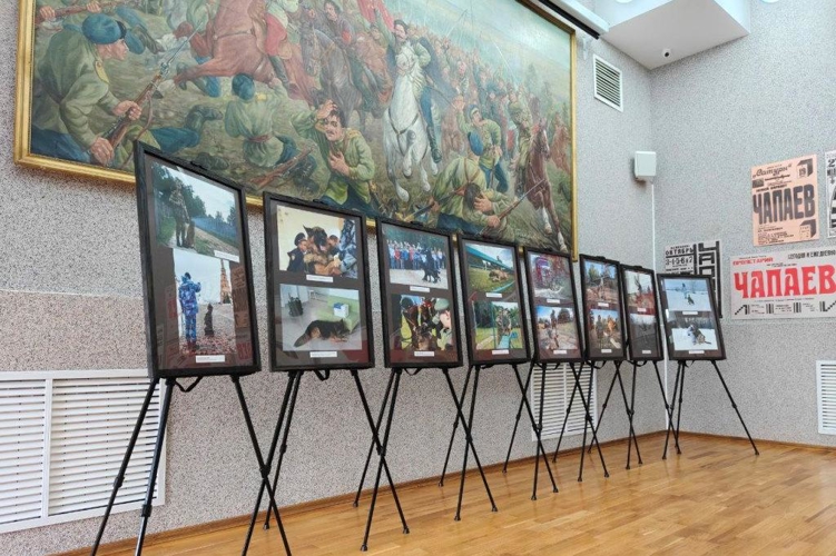 В Чебоксарах в День фронтовой собаки открылась фотовыставка, посвященная работе кинологов Росгвардии