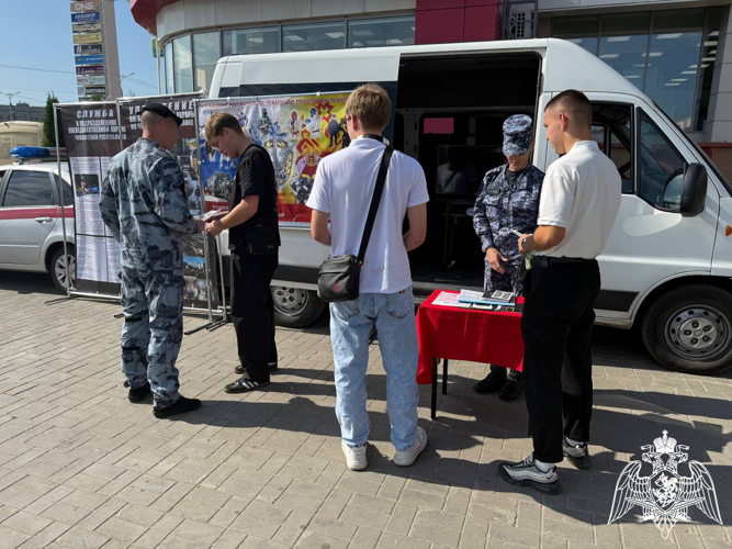 В Чебоксарах росгвардейцы организовали работу передвижного агитационного пункта 