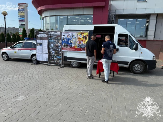В Чебоксарах росгвардейцы организовали работу передвижного агитационного пункта 