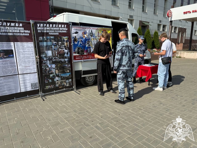 В Чебоксарах росгвардейцы организовали работу передвижного агитационного пункта 