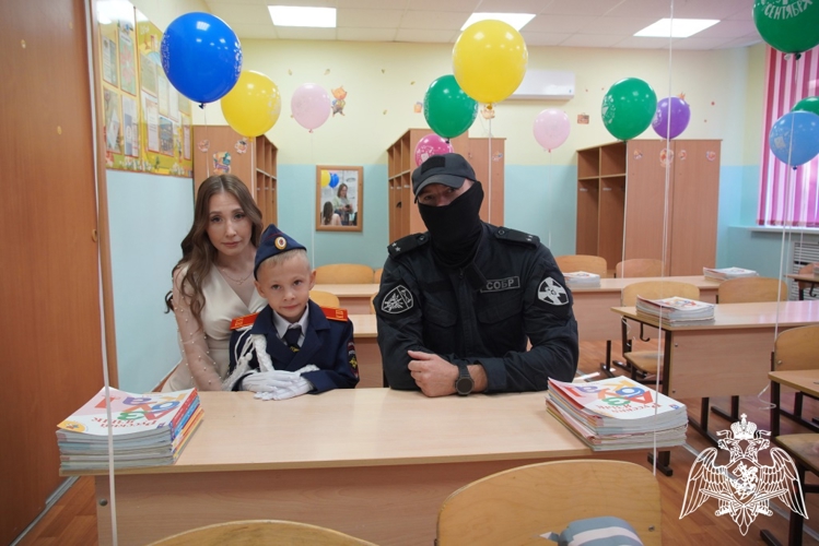 В Чебоксарах росгвардеец поддержал первоклассника в день знаний