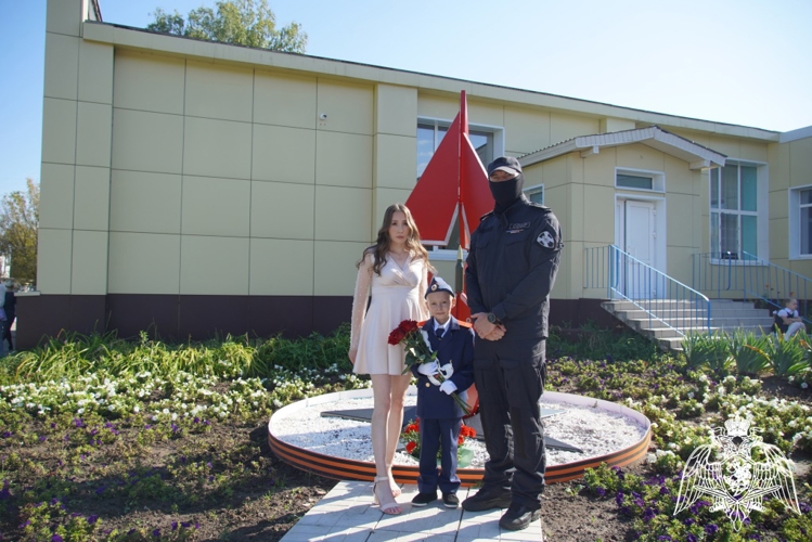 В Чебоксарах росгвардеец поддержал первоклассника в день знаний