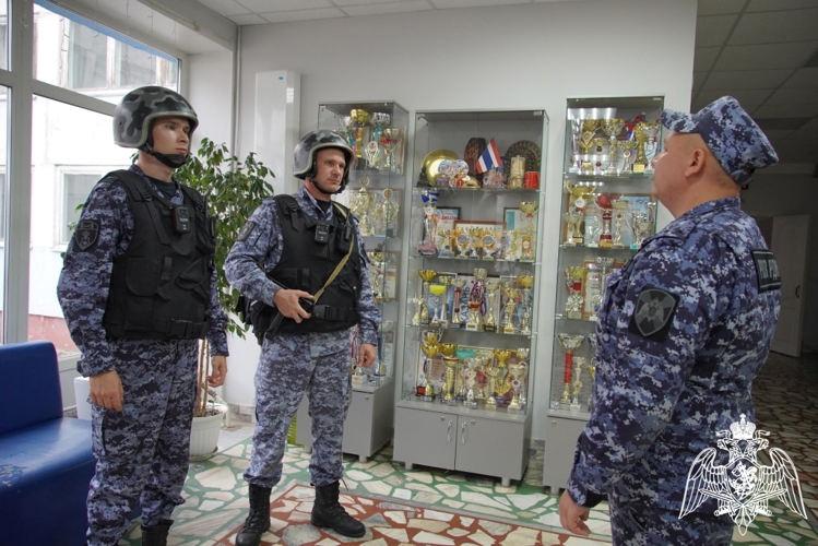 В Чебоксарах прошла тренировка сотрудников вневедомственной охраны на объекте участковой избирательной комиссии