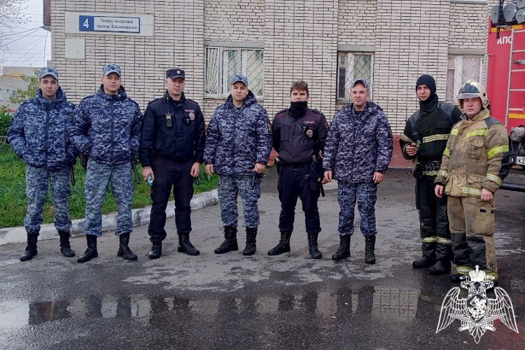 В Новочебоксарске сотрудники Росгвардии помогли эвакуироваться жителям загоревшегося дома