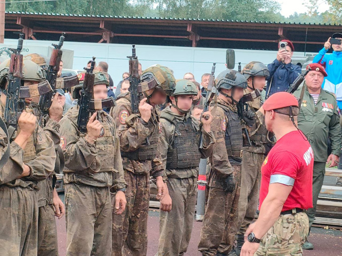 В день образования специальных отрядов быстрого реагирования Росгвардии офицер СОБР "Искра" рассказал о своем пути к краповому берету