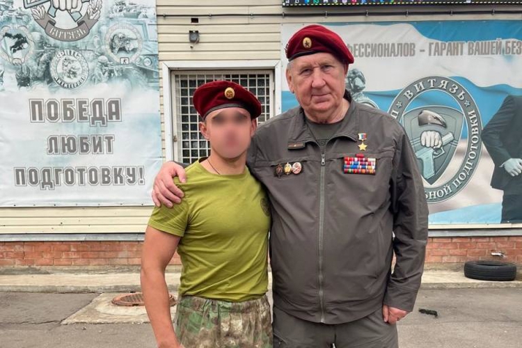 В день образования специальных отрядов быстрого реагирования Росгвардии офицер СОБР "Искра" рассказал о своем пути к краповому берету