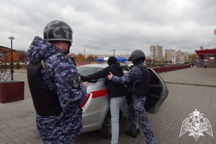 В Росгвардии стартовал фото-челлендж «Связь поколений», посвященный Дню вневедомственной охраны