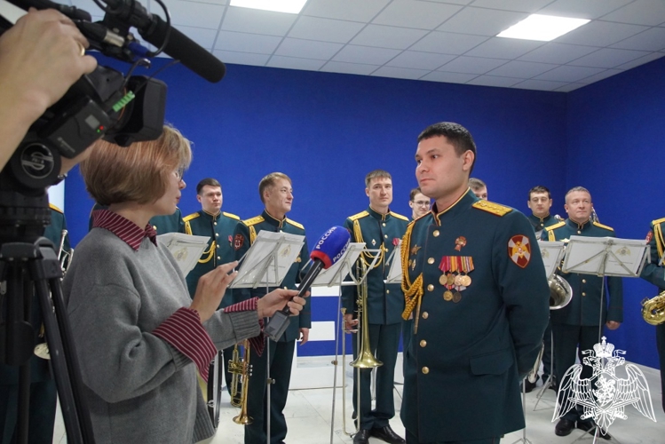 В Чебоксарах росгвардейцы поздравили ГТРК «Чувашия» с 99-летием