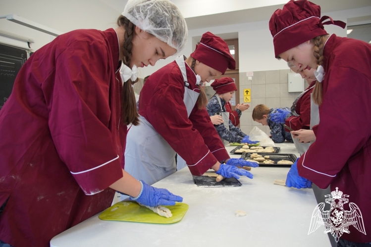 В Чувашии во Всемирный день хлеба повар Управления Росгвардии провел мастер-класс для подшефного класса