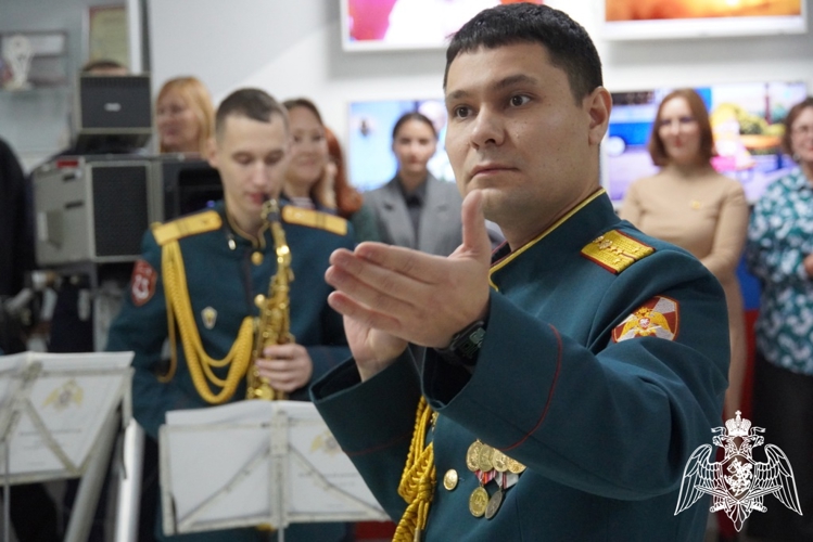 В Чебоксарах росгвардейцы поздравили ГТРК «Чувашия» с 99-летием