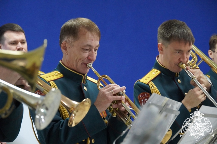 В Чебоксарах росгвардейцы поздравили ГТРК «Чувашия» с 99-летием