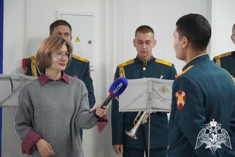 В Чебоксарах росгвардейцы поздравили ГТРК «Чувашия» с 99-летием