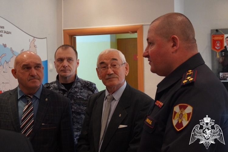 В День образования вневедомственной охраны Росгвардии полковник полиции Михаил Енин встретился с ветеранами службы