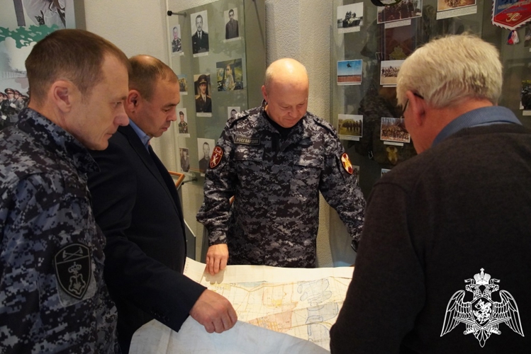 В День образования вневедомственной охраны Росгвардии полковник полиции Михаил Енин встретился с ветеранами службы