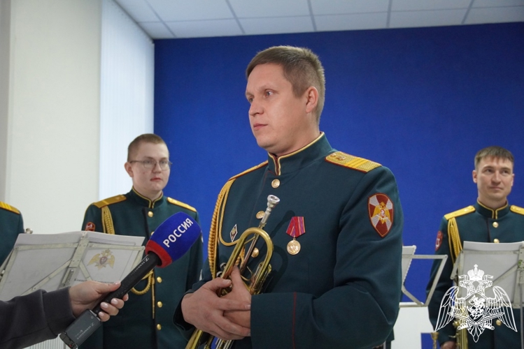 В Чебоксарах росгвардейцы поздравили ГТРК «Чувашия» с 99-летием