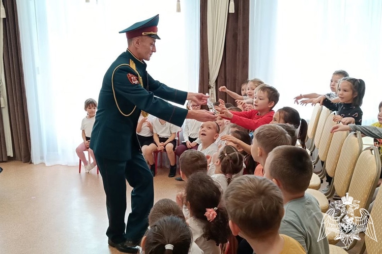 В преддверии Дня отца сотрудники Росгвардии участвуют в акции «Мой папа служит в Росгвардии» в образовательных учреждениях Чувашии