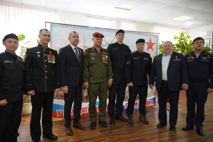В Чебоксарах личный состав ОМОН «Сувар» встретился с представителями Российской Ассоциации Героев