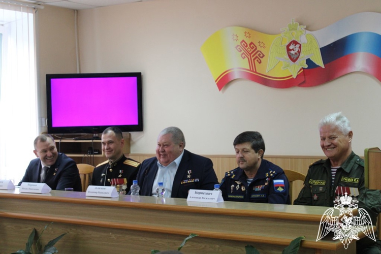 В Чебоксарах личный состав ОМОН «Сувар» встретился с представителями Российской Ассоциации Героев