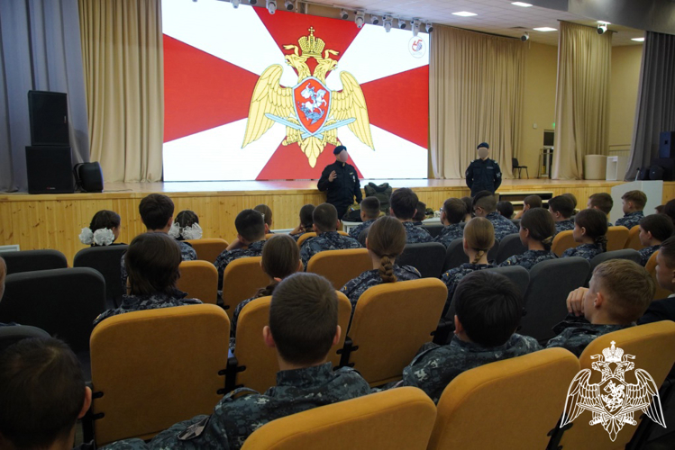 Офицер СОБР «Искра» провел урок мужества для школьников Чебоксар