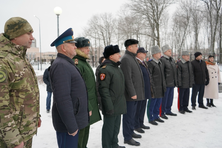 Офицер Росгвардии принял участие в открытии макета истребителя И-16 в Чувашском кадетском корпусе ПФО