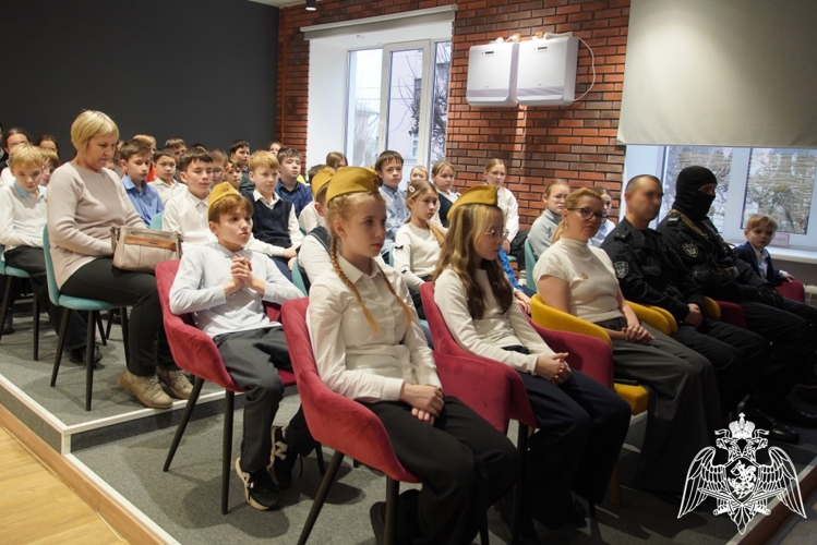 Сотрудники СОБР «Искра» провели урок мужества в честь Дня Героев Отечества для школьников Чебоксар