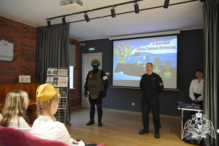 Сотрудники СОБР «Искра» провели урок мужества в честь Дня Героев Отечества для школьников Чебоксар