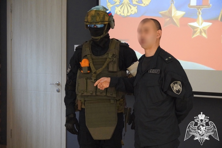 Сотрудники СОБР «Искра» провели урок мужества в честь Дня Героев Отечества для школьников Чебоксар