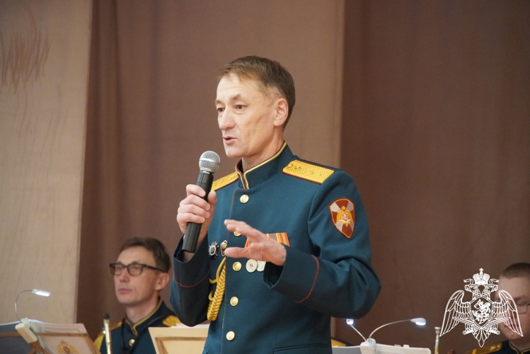 Военный оркестр «Волжские берега» провел патриотический концерт для учащихся чебоксарской школы