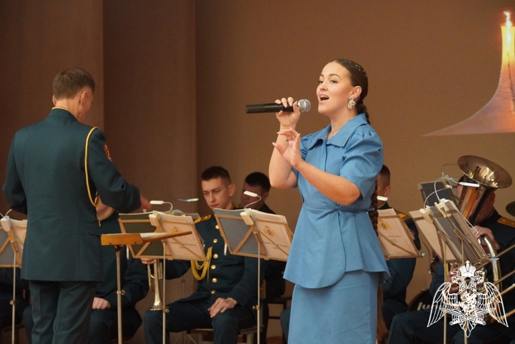 Военный оркестр «Волжские берега» провел патриотический концерт для учащихся чебоксарской школы
