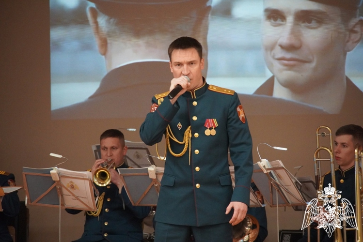 Военный оркестр «Волжские берега» провел патриотический концерт для учащихся чебоксарской школы