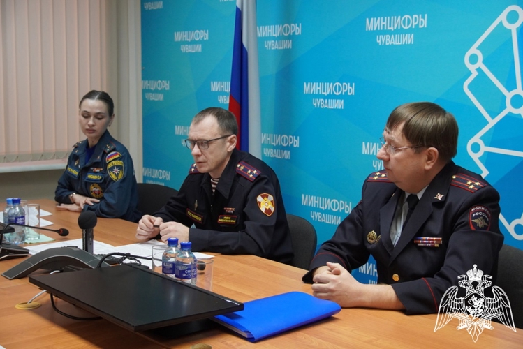 В Чувашии сотрудники Росгвардии совместно с коллегами из МВД и МЧС провели брифинг, посвященный безопасности граждан в новогодние праздники