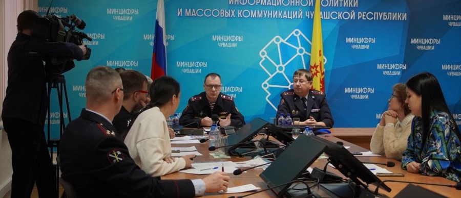 В Чувашии сотрудники Росгвардии совместно с коллегами из МВД и МЧС провели брифинг, посвященный безопасности граждан в новогодние праздники