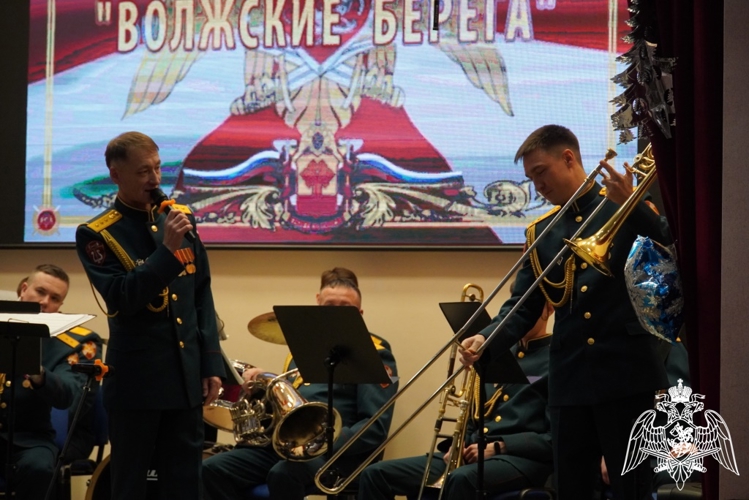 Военный оркестр «Волжские берега» поздравил школьников Чебоксар с Новым годом