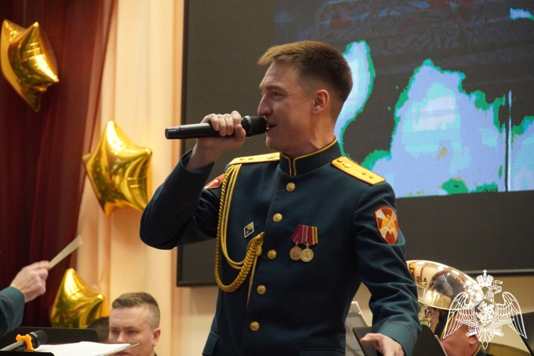Военный оркестр «Волжские берега» поздравил школьников Чебоксар с Новым годом