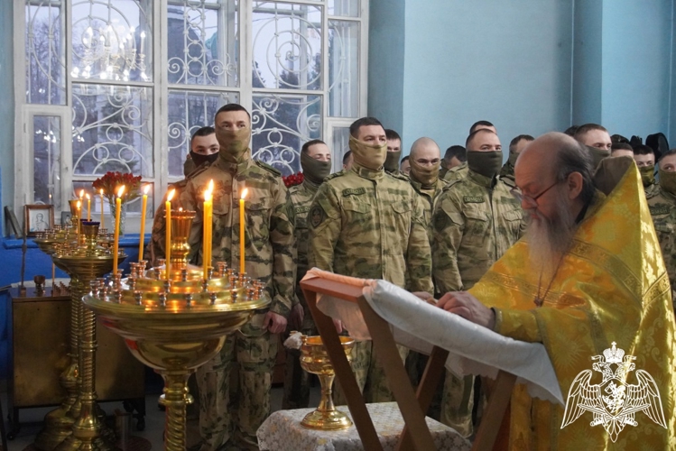Росгвардейцам Чувашии вручены походная икона и стяг с изображением Святого Александра Невского 